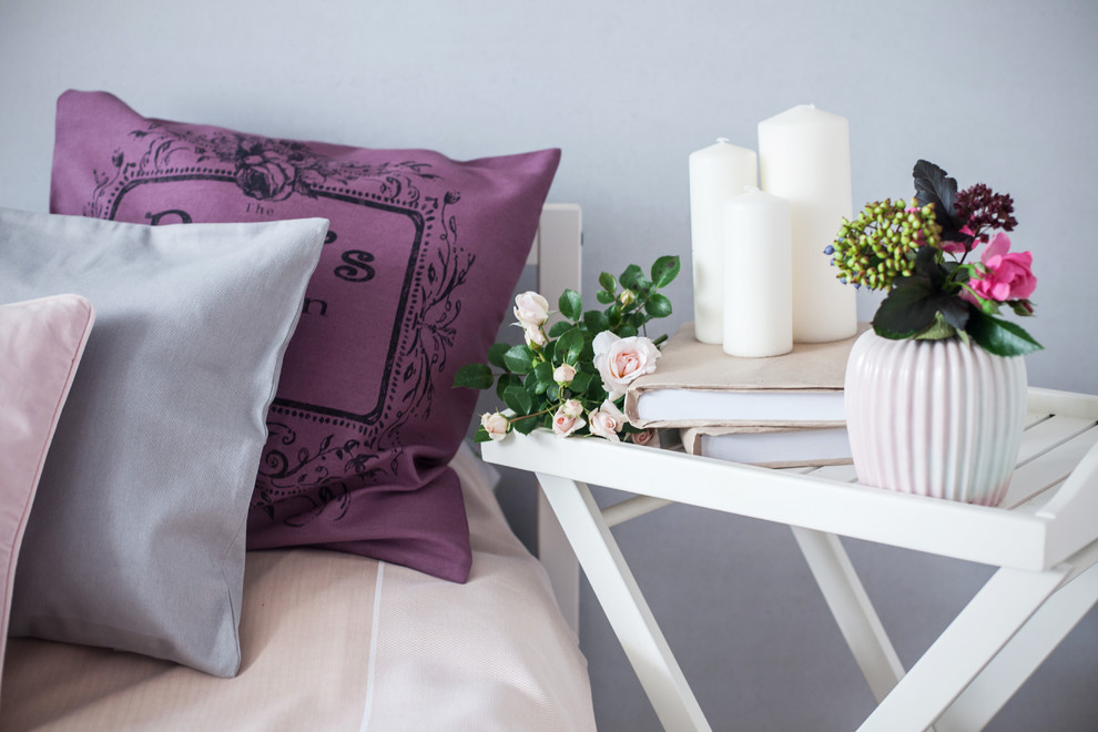 Источник вдохновения для домашнего уюта: хозяйская спальня среднего размера в стиле неоклассика (современная классика) с розовыми стенами и паркетным полом среднего тона