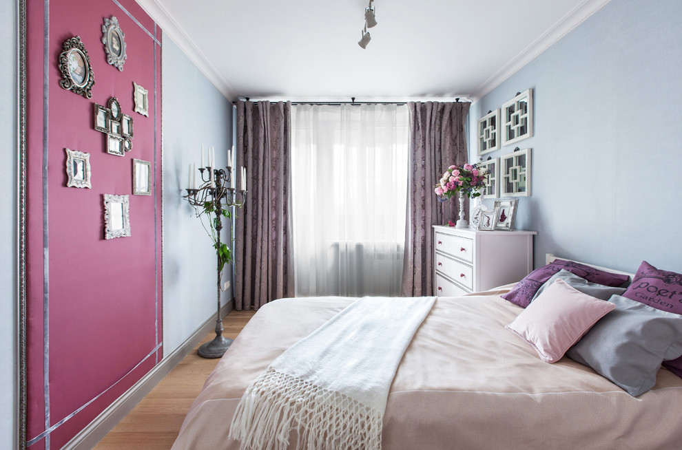 Idee per una camera matrimoniale classica di medie dimensioni con pareti rosa e pavimento in legno massello medio