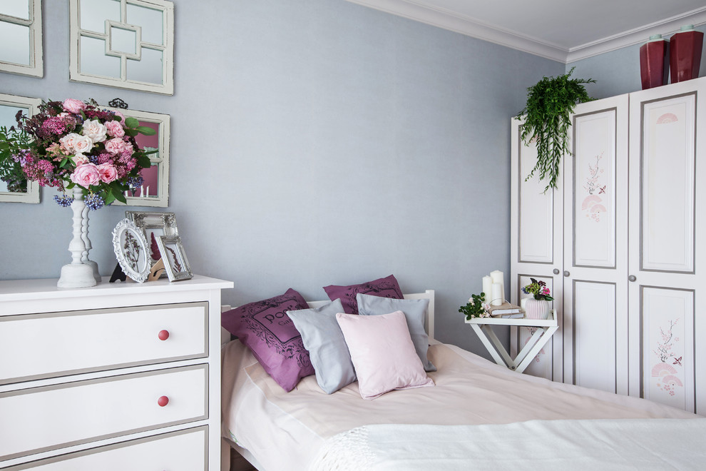 Идея дизайна: хозяйская спальня среднего размера в стиле неоклассика (современная классика) с розовыми стенами и паркетным полом среднего тона
