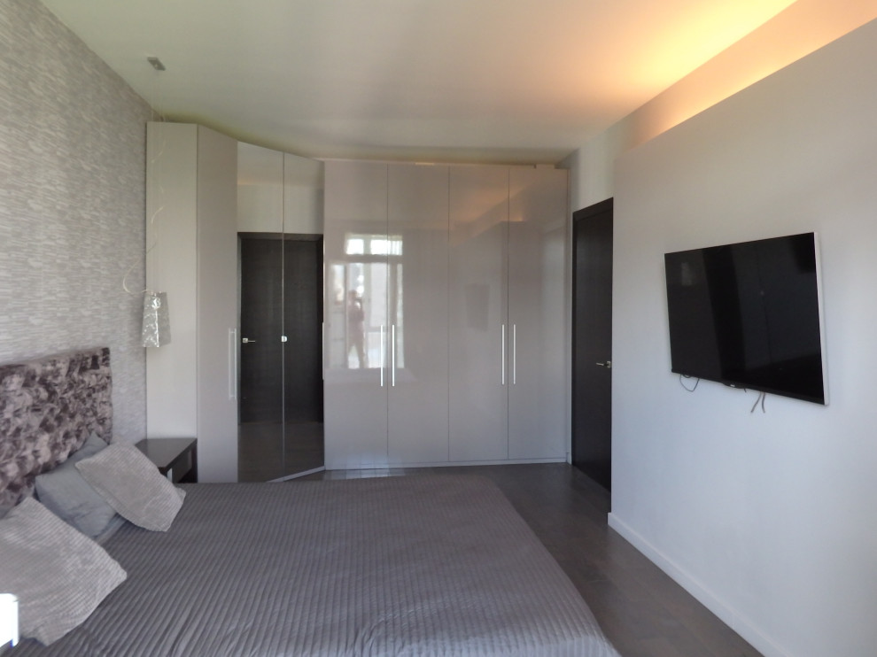 Идея дизайна: хозяйская спальня среднего размера в современном стиле с серыми стенами, темным паркетным полом, коричневым полом, многоуровневым потолком и обоями на стенах без камина