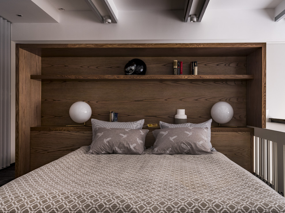 Идея дизайна: спальня на антресоли в современном стиле с белыми стенами