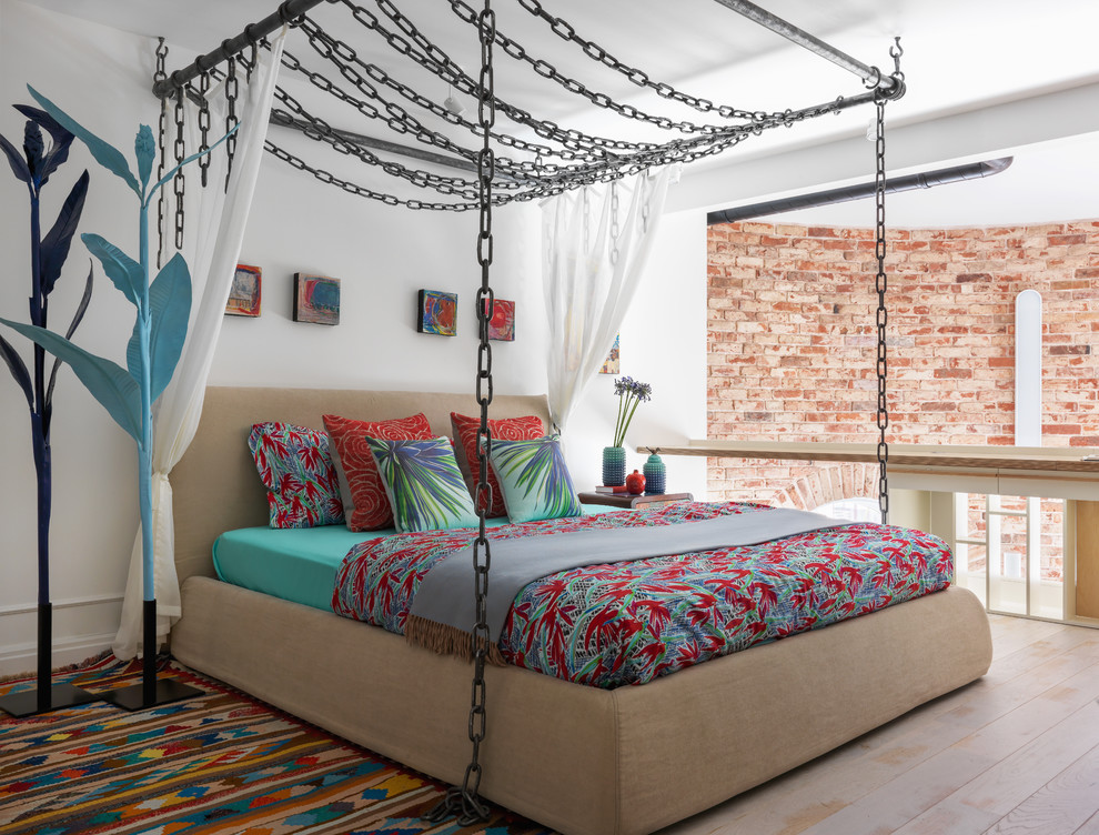 Идея дизайна: маленькая спальня на антресоли в стиле фьюжн с белыми стенами, деревянным полом и бежевым полом для на участке и в саду