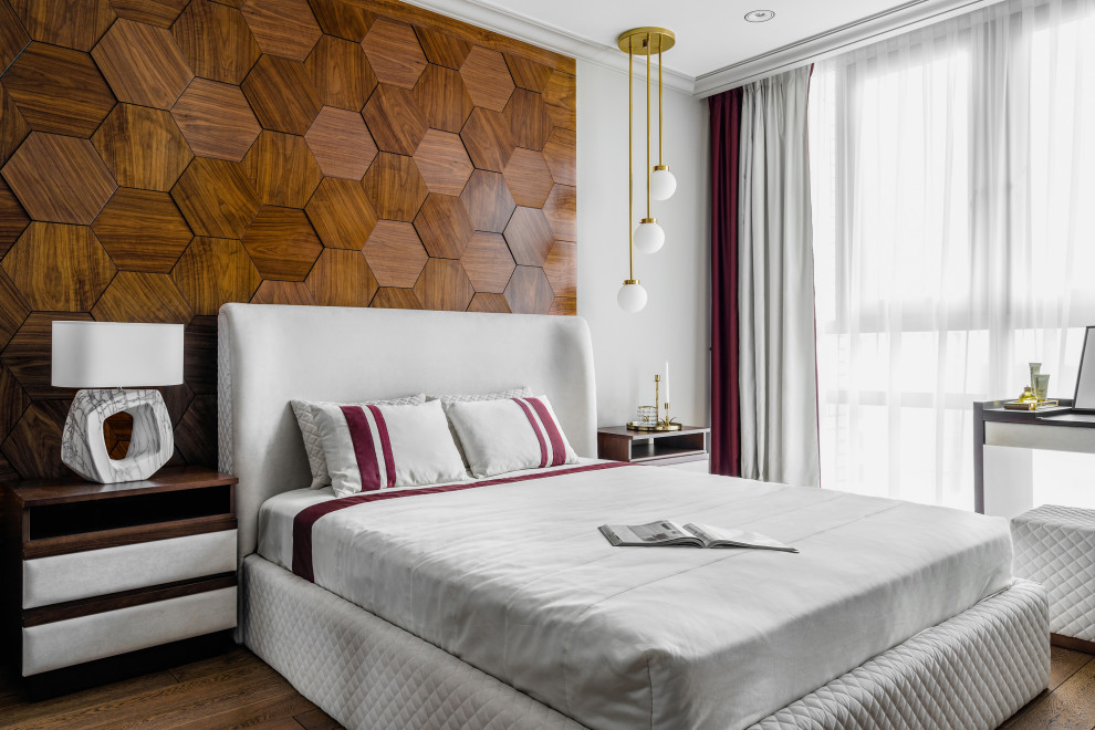 Пример оригинального дизайна: спальня в современном стиле с белыми стенами, темным паркетным полом и коричневым полом