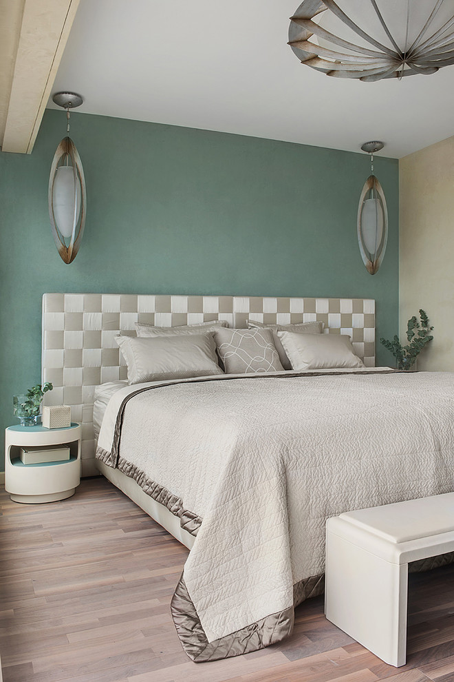 На фото: хозяйская спальня в современном стиле с зелеными стенами, паркетным полом среднего тона и коричневым полом