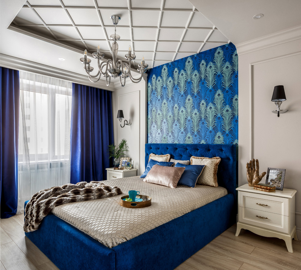 他の地域にあるコンテンポラリースタイルのおしゃれな主寝室 (グレーの壁、ベージュの床、無垢フローリング、青いカーテン) のインテリア