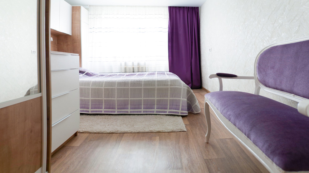 Aménagement d'une petite chambre parentale contemporaine avec un mur blanc, un sol en linoléum et un sol marron.