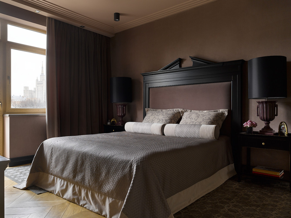На фото: хозяйская спальня в стиле неоклассика (современная классика) с коричневыми стенами, паркетным полом среднего тона и коричневым полом