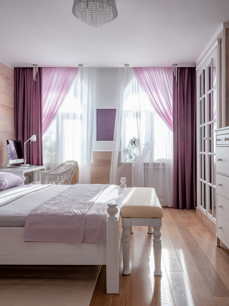 Пример оригинального дизайна: хозяйская спальня среднего размера в средиземноморском стиле с бежевыми стенами, деревянным полом и бежевым полом
