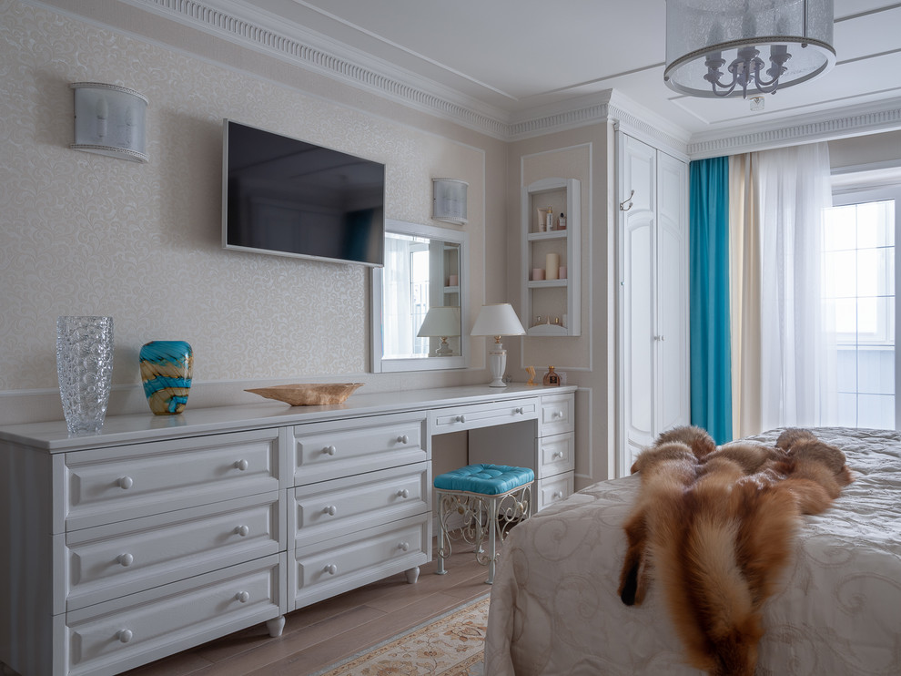 Großes Mediterranes Hauptschlafzimmer mit weißer Wandfarbe, gebeiztem Holzboden und beigem Boden in Moskau