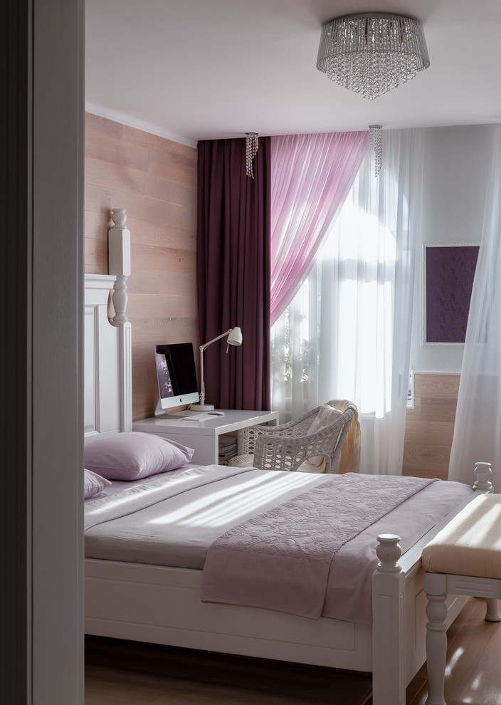 Идея дизайна: хозяйская спальня среднего размера в средиземноморском стиле с бежевыми стенами, деревянным полом и бежевым полом