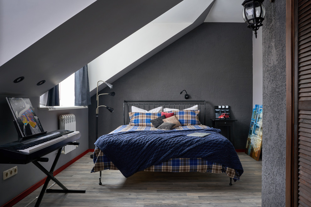 Inspiration för moderna sovrum, med svarta väggar, grått golv och mellanmörkt trägolv