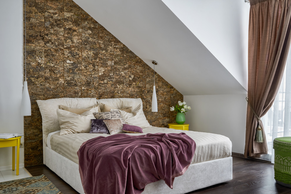 Пример оригинального дизайна: спальня на мансарде в современном стиле с коричневыми стенами и темным паркетным полом