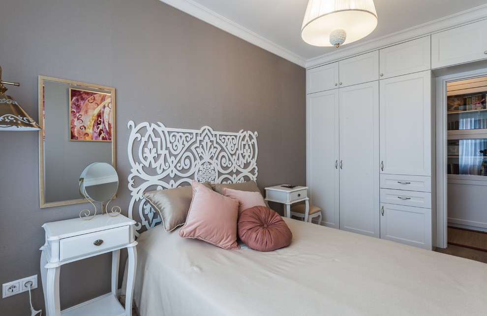 Свежая идея для дизайна: маленькая спальня в стиле неоклассика (современная классика) с коричневыми стенами и полом из ламината для на участке и в саду - отличное фото интерьера