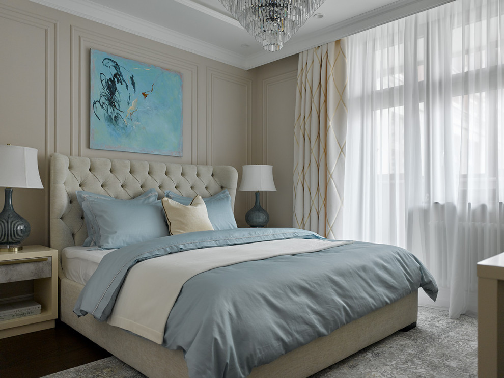 Imagen de dormitorio principal clásico sin chimenea con paredes grises, suelo de madera oscura, bandeja y panelado