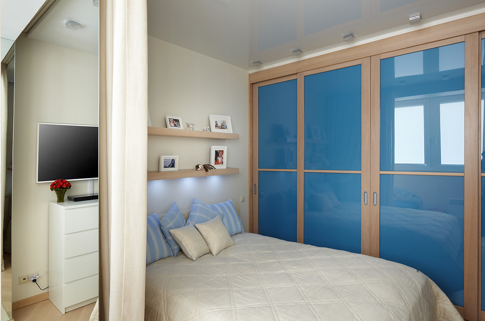 На фото: маленькая хозяйская спальня в современном стиле с бежевыми стенами, светлым паркетным полом и бежевым полом для на участке и в саду