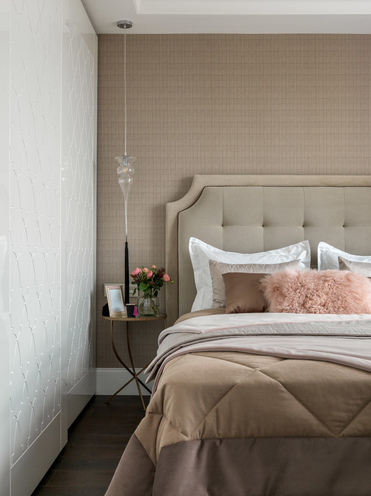 Пример оригинального дизайна: хозяйская спальня в стиле неоклассика (современная классика) с бежевыми стенами, темным паркетным полом и коричневым полом