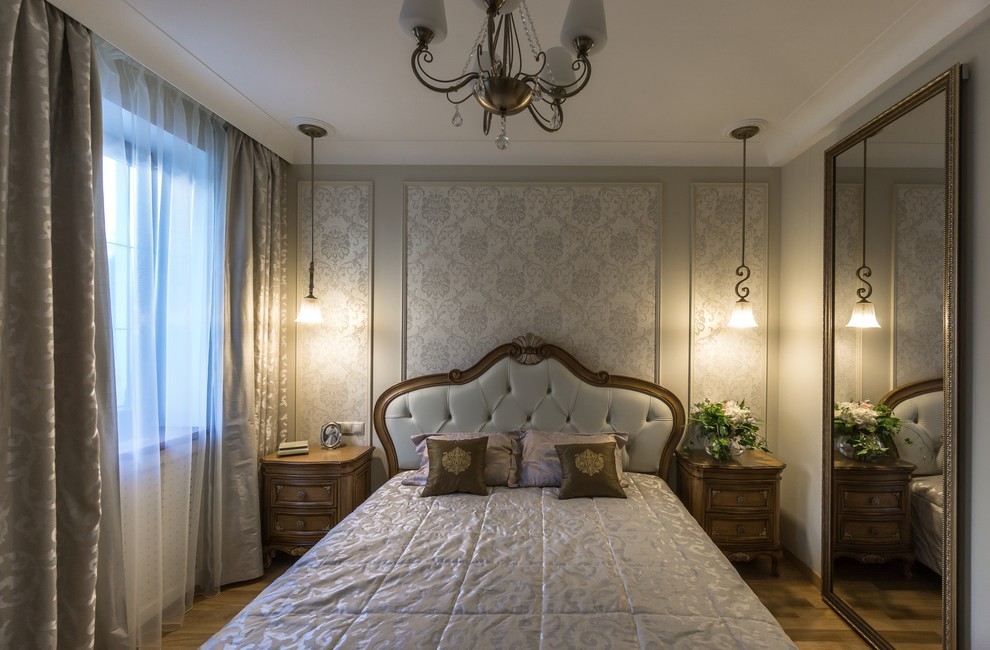 Ejemplo de dormitorio principal tradicional de tamaño medio con paredes beige, suelo de madera en tonos medios y suelo marrón