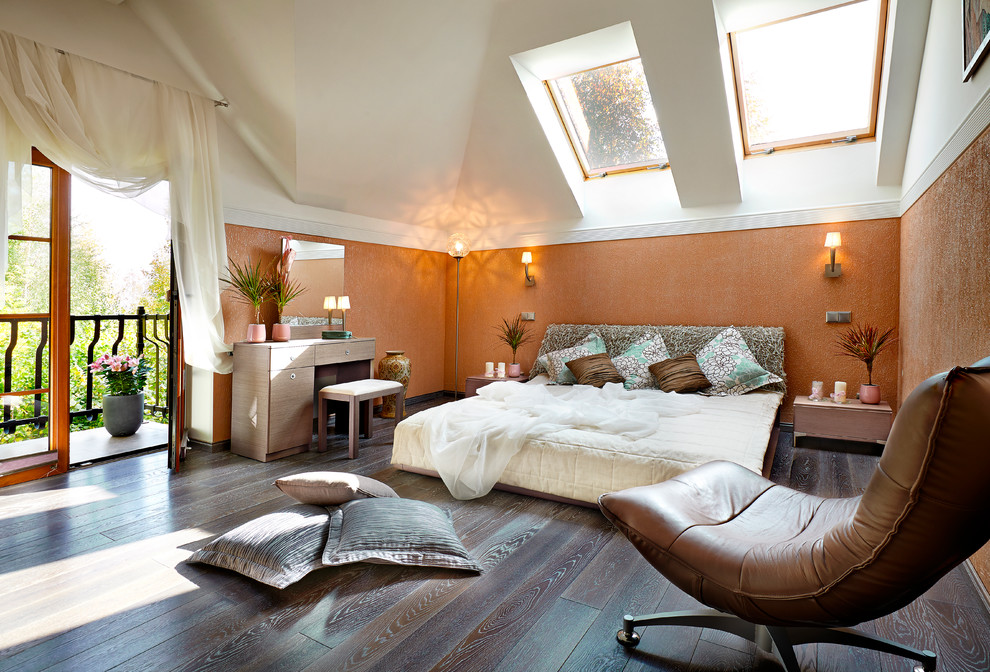 Foto de dormitorio principal actual de tamaño medio sin chimenea con parades naranjas y suelo de madera oscura