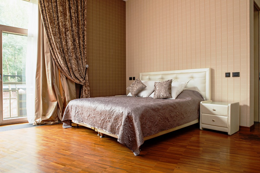 Свежая идея для дизайна: большая гостевая спальня (комната для гостей) в стиле неоклассика (современная классика) - отличное фото интерьера