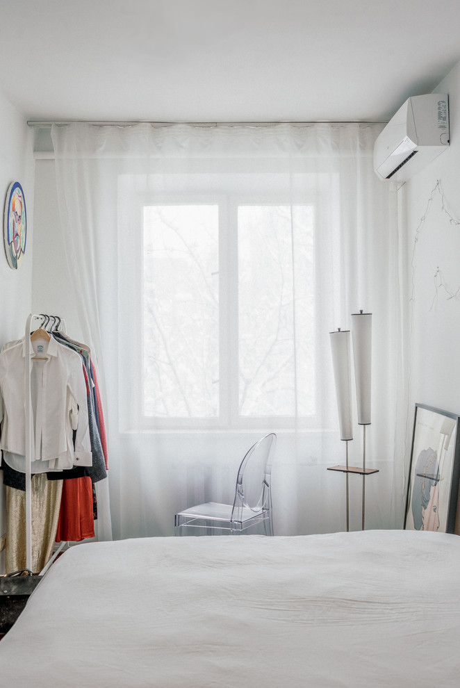 Kleines Modernes Hauptschlafzimmer ohne Kamin mit weißer Wandfarbe in Moskau