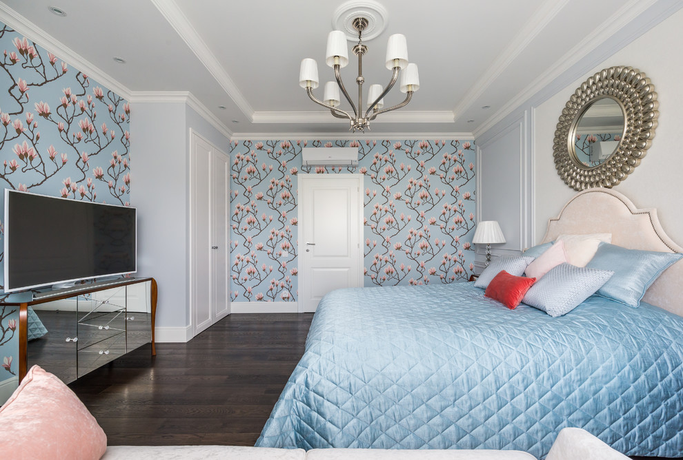 Immagine di una camera matrimoniale classica con pareti blu, parquet scuro e pavimento marrone