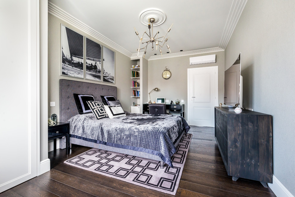 Inspiration pour une chambre parentale traditionnelle avec un mur beige, un sol en bois brun et un sol marron.