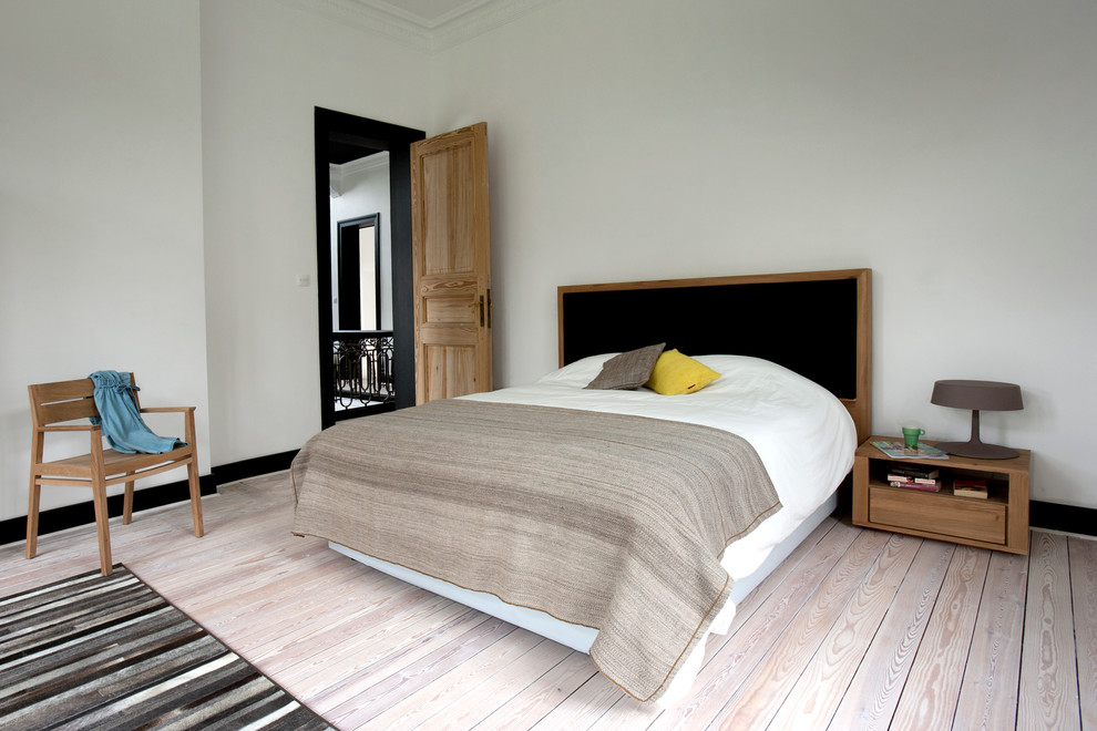 Пример оригинального дизайна: большая гостевая спальня (комната для гостей): освещение в скандинавском стиле с белыми стенами и светлым паркетным полом