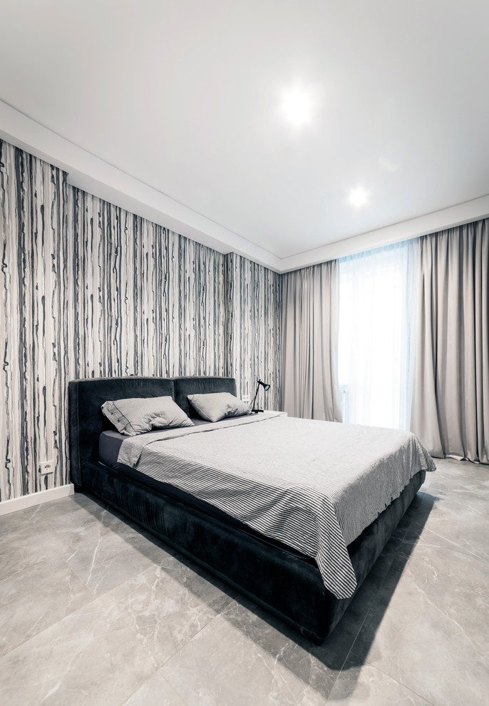 Diseño de dormitorio principal contemporáneo de tamaño medio con paredes multicolor, suelo de baldosas de porcelana y suelo gris