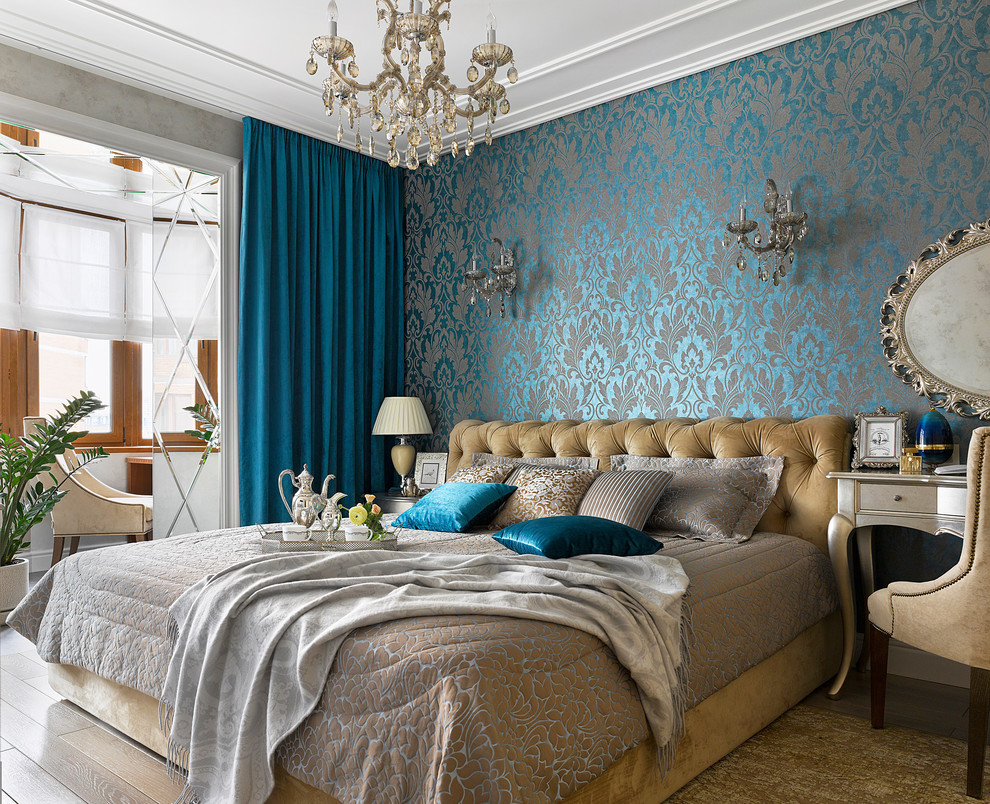 モスクワにあるトラディショナルスタイルのおしゃれな主寝室 (淡色無垢フローリング、青い壁、ベージュの床) のインテリア