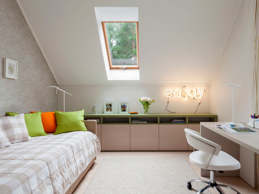 Modelo de dormitorio contemporáneo de tamaño medio con paredes beige, suelo de madera clara y techo inclinado