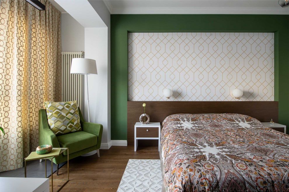 Ejemplo de dormitorio principal nórdico de tamaño medio con paredes multicolor, suelo de madera en tonos medios y suelo marrón