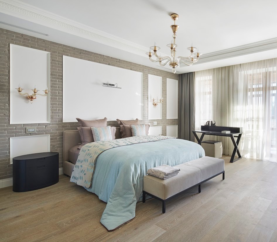 Diseño de dormitorio contemporáneo con paredes grises y suelo de madera clara