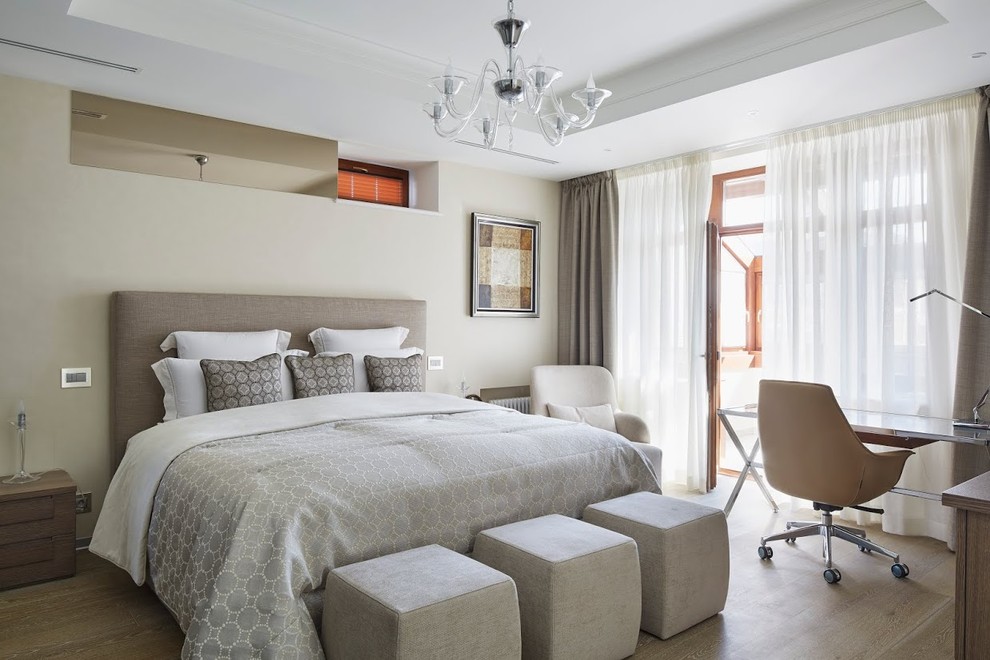 Diseño de dormitorio actual con paredes beige y suelo de madera clara
