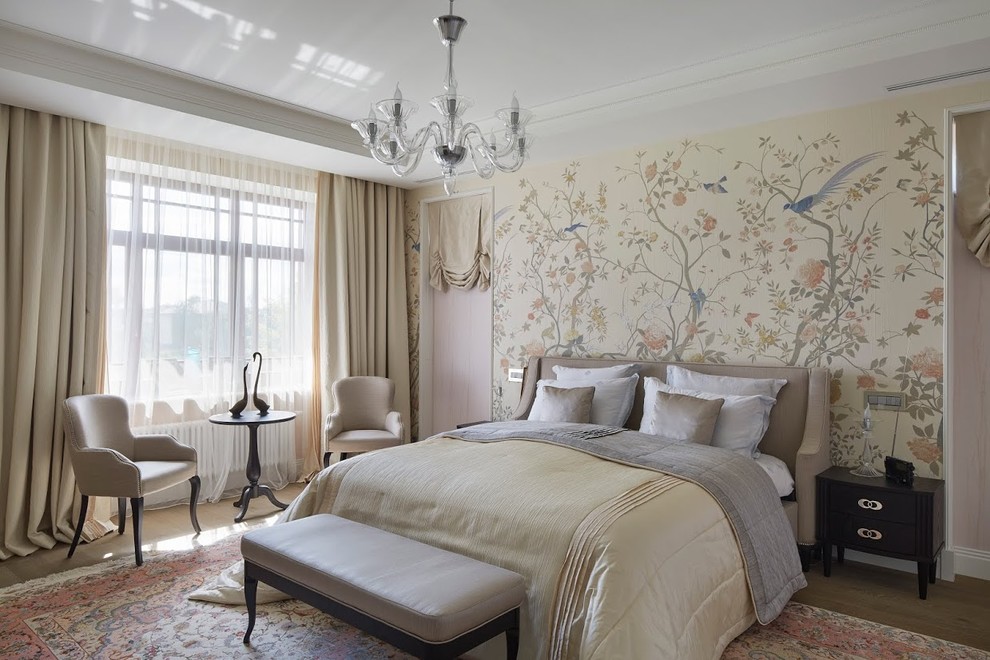Diseño de dormitorio principal tradicional renovado con paredes beige, suelo de madera en tonos medios y suelo beige