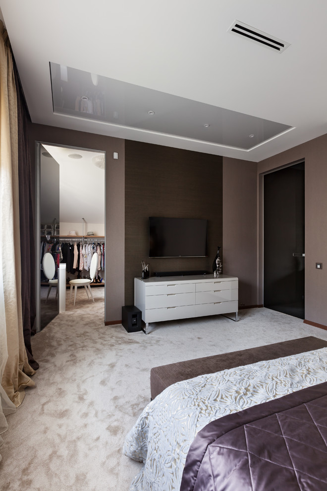 Ejemplo de dormitorio principal industrial de tamaño medio con paredes blancas y suelo beige