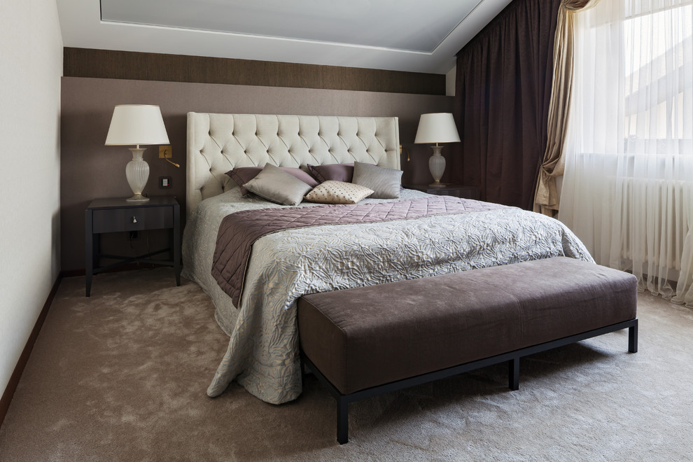 Пример оригинального дизайна: хозяйская спальня среднего размера в стиле лофт с белыми стенами и бежевым полом