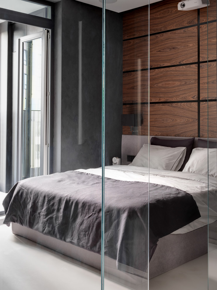 На фото: хозяйская спальня в современном стиле с коричневыми стенами, белым полом и кроватью в нише