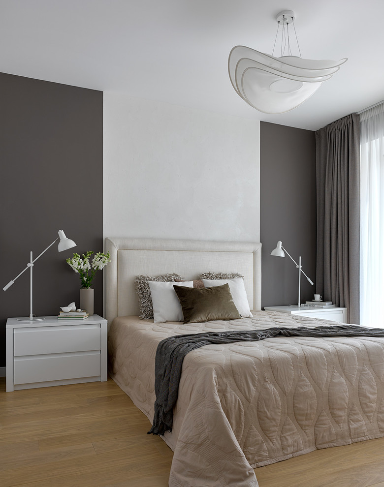 На фото: хозяйская спальня в современном стиле с светлым паркетным полом с