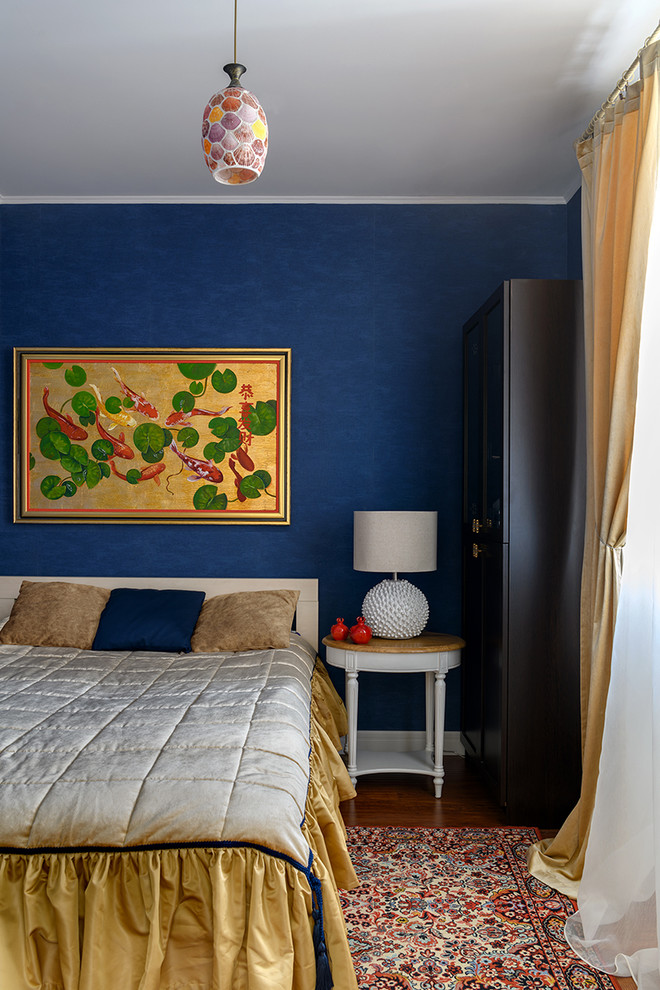 Свежая идея для дизайна: маленькая хозяйская спальня в стиле неоклассика (современная классика) с синими стенами, полом из ламината и коричневым полом для на участке и в саду - отличное фото интерьера