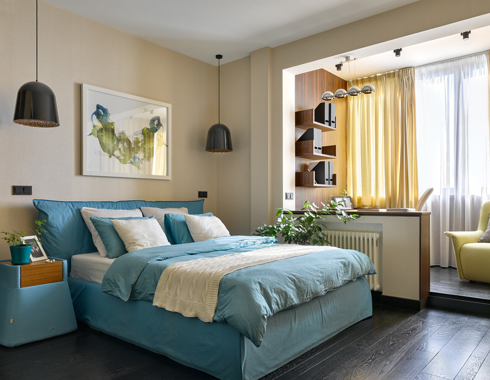 Стильный дизайн: хозяйская спальня среднего размера в современном стиле с бежевыми стенами, деревянным полом и черным полом - последний тренд