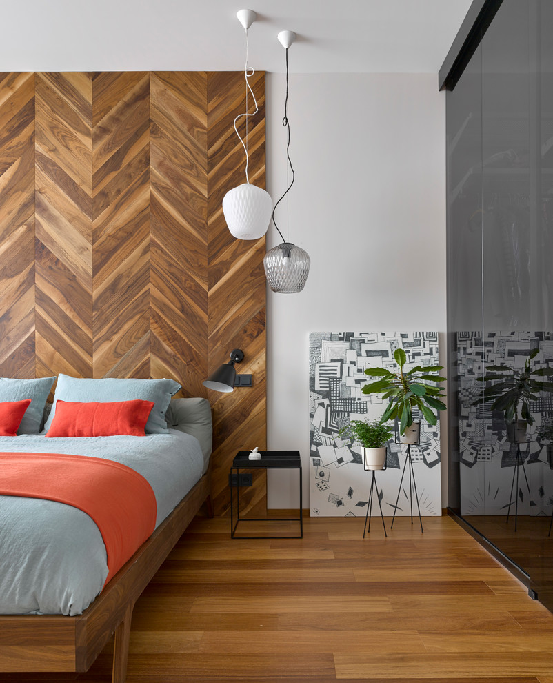 Foto di una camera matrimoniale minimal di medie dimensioni con pareti grigie, pavimento in legno verniciato e pavimento marrone