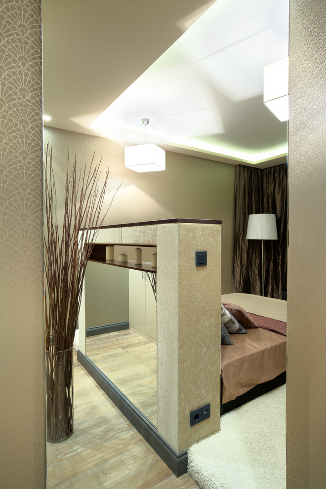 Imagen de dormitorio principal actual de tamaño medio con paredes beige y moqueta