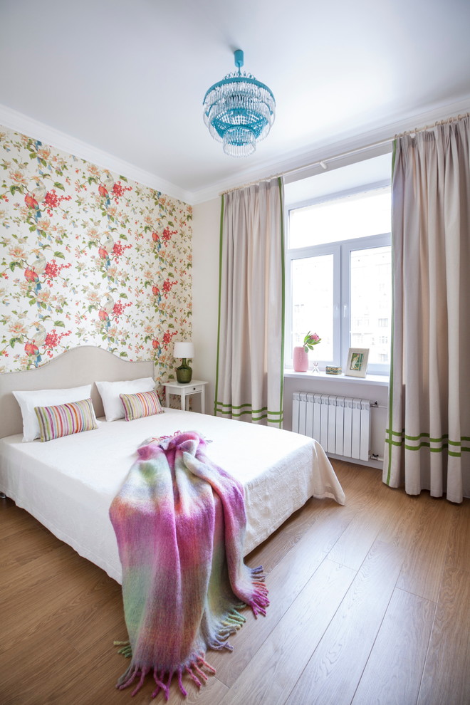 Modernes Hauptschlafzimmer mit bunten Wänden und braunem Holzboden in Moskau