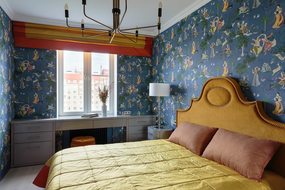 Exemple d'une chambre parentale tendance avec parquet clair, un sol beige et un mur bleu.