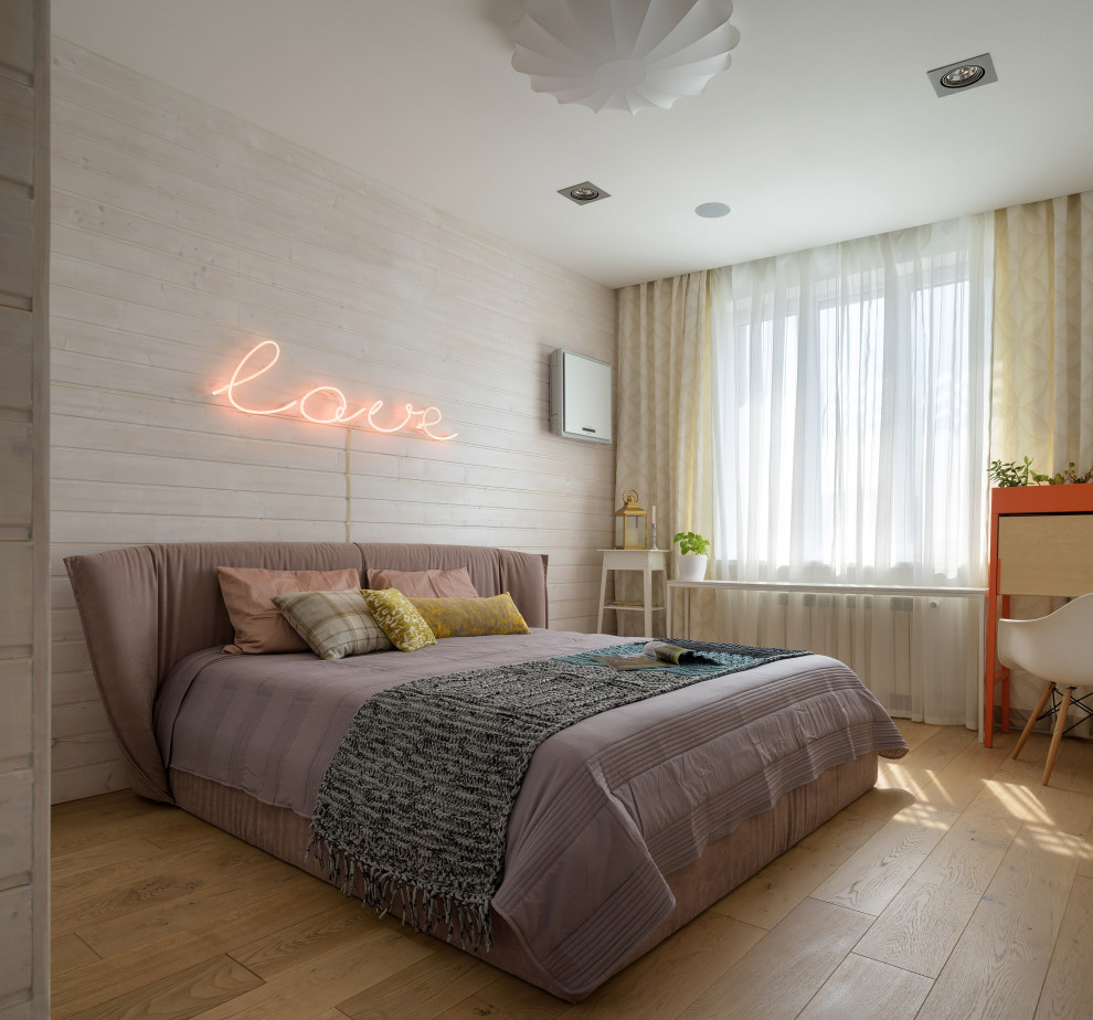 他の地域にあるコンテンポラリースタイルのおしゃれな寝室 (無垢フローリング、ベージュの壁、茶色い床) のインテリア