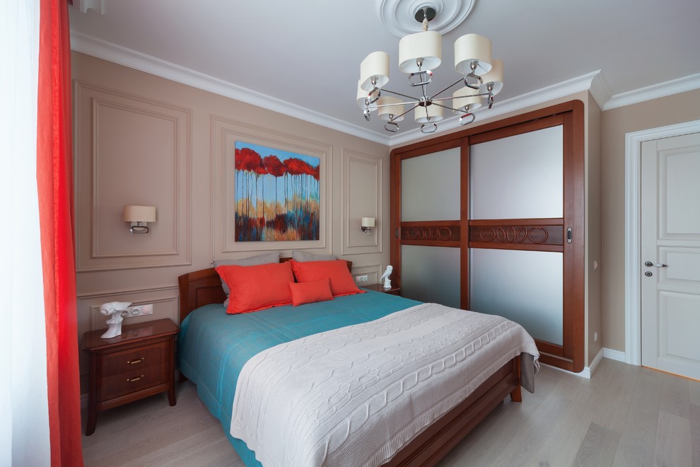 Стильный дизайн: хозяйская спальня в стиле неоклассика (современная классика) с бежевыми стенами, светлым паркетным полом и бежевым полом - последний тренд