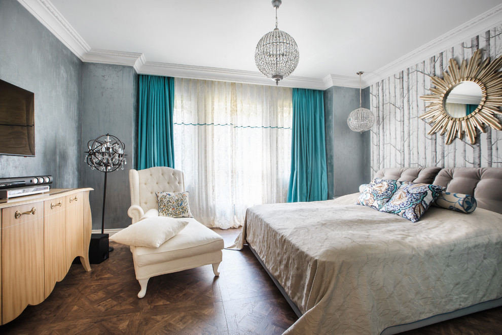 モスクワにあるトラディショナルスタイルのおしゃれな主寝室 (グレーの壁、濃色無垢フローリング、青いカーテン) のインテリア