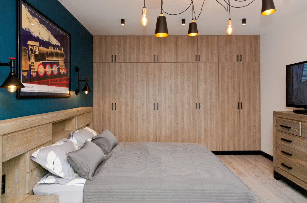 Источник вдохновения для домашнего уюта: хозяйская спальня среднего размера в стиле лофт с синими стенами, полом из ламината и серым полом