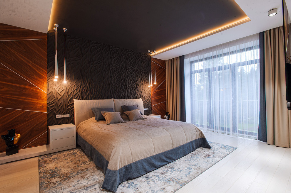 Modelo de dormitorio principal contemporáneo grande con paredes multicolor, suelo de madera clara y suelo beige