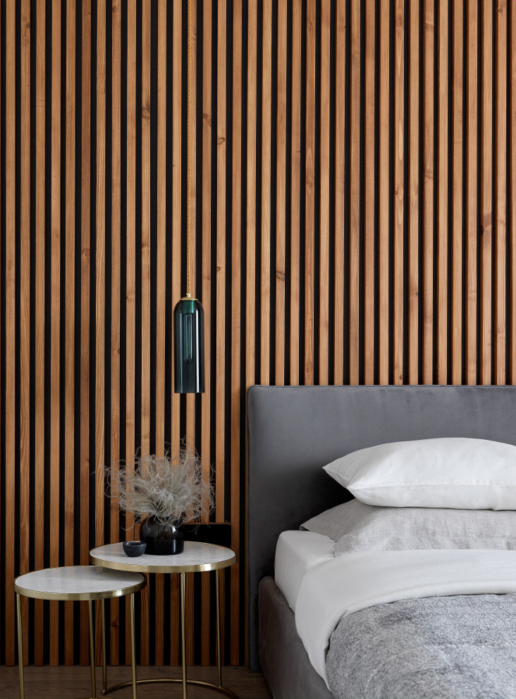 Источник вдохновения для домашнего уюта: хозяйская спальня среднего размера в современном стиле с оранжевыми стенами, паркетным полом среднего тона, коричневым полом и панелями на стенах